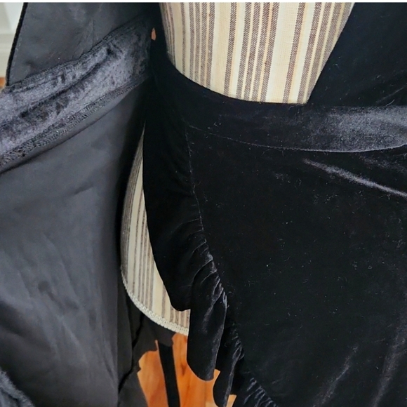 Storia Velvet Dress - Picture 10 of 13